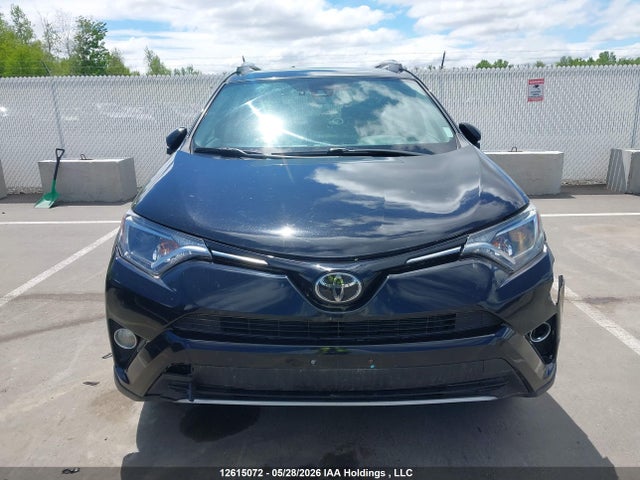12615072 :رقم المزاد ، 2T3WFREV9JW500639 vin ، 2018 Toyota Rav4 Xle مزاد بيع