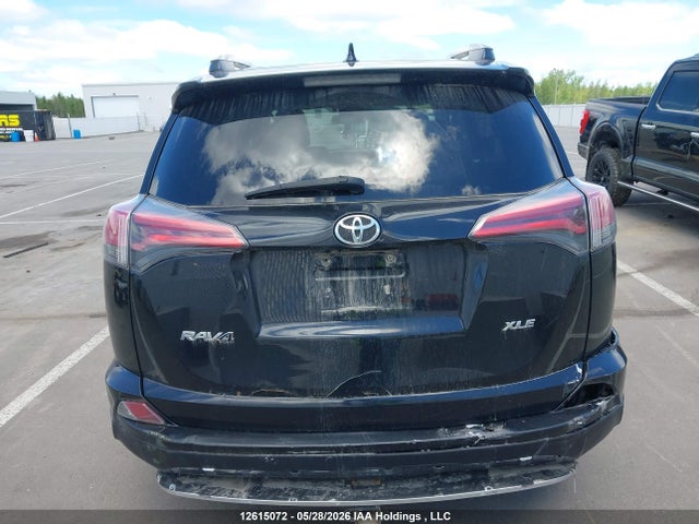 12615072 :رقم المزاد ، 2T3WFREV9JW500639 vin ، 2018 Toyota Rav4 Xle مزاد بيع