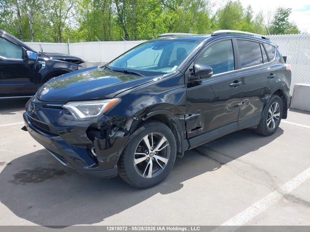 12615072 :رقم المزاد ، 2T3WFREV9JW500639 vin ، 2018 Toyota Rav4 Xle مزاد بيع