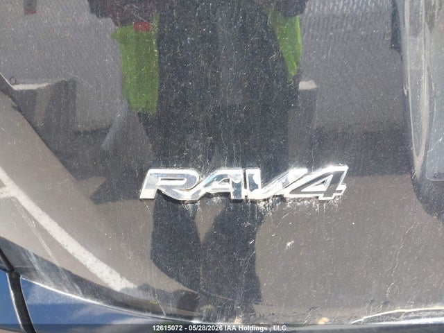 12615072 :رقم المزاد ، 2T3WFREV9JW500639 vin ، 2018 Toyota Rav4 Xle مزاد بيع