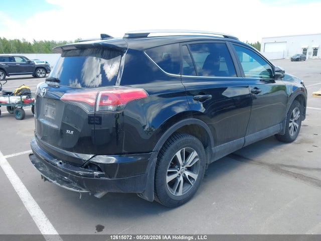 12615072 :رقم المزاد ، 2T3WFREV9JW500639 vin ، 2018 Toyota Rav4 Xle مزاد بيع