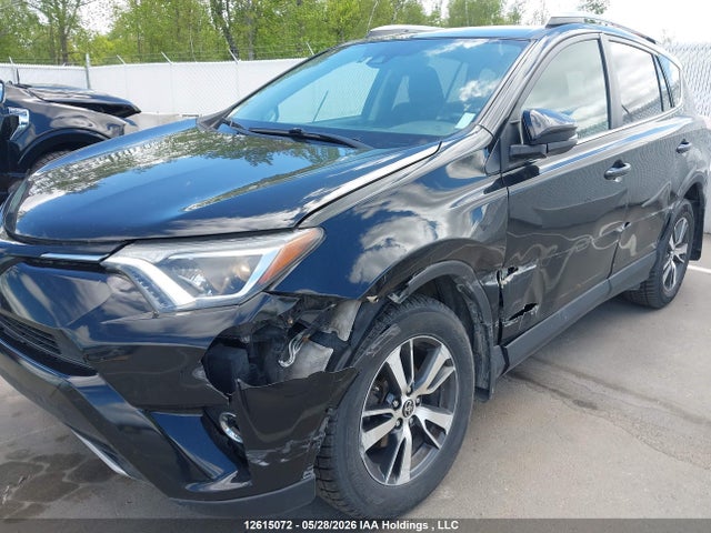 12615072 :رقم المزاد ، 2T3WFREV9JW500639 vin ، 2018 Toyota Rav4 Xle مزاد بيع