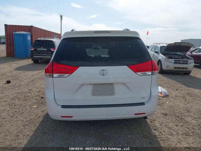 2013 Toyota Sienna Le V6 მანქანა იყიდება აუქციონზე, vin: 5TDKK3DC7DS377291, აუქციონის ნომერი: 12615210