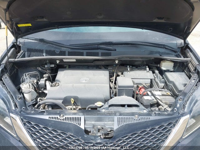 12615709 :رقم المزاد ، 5TDXK3DC7FS556777 vin ، 2015 Toyota Sienna Sport مزاد بيع