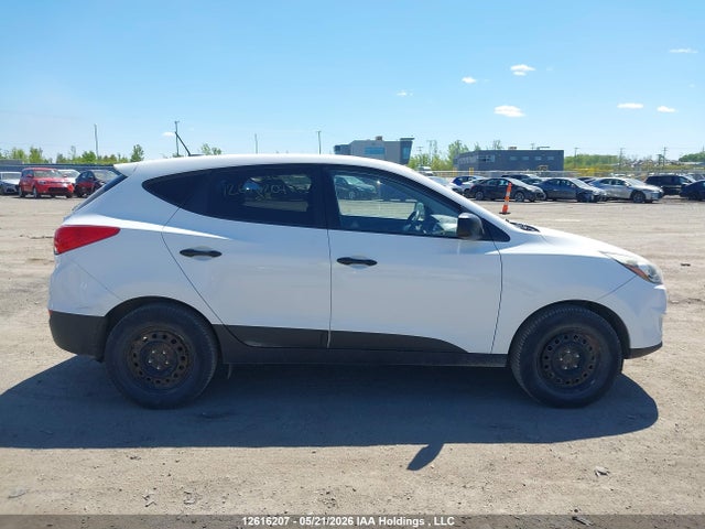 KM8JT3AFXFU025548 Hyundai Tucson Gl