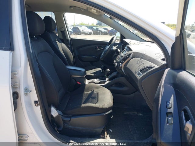 KM8JT3AFXFU025548 Hyundai Tucson Gl