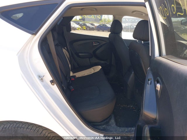 KM8JT3AFXFU025548 Hyundai Tucson Gl