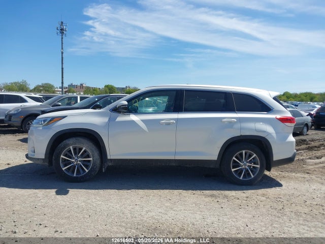 Продажа на аукционе авто 2019 Toyota Highlander Xle, vin: 5TDJZRFH4KS593776, номер лота: 12616503