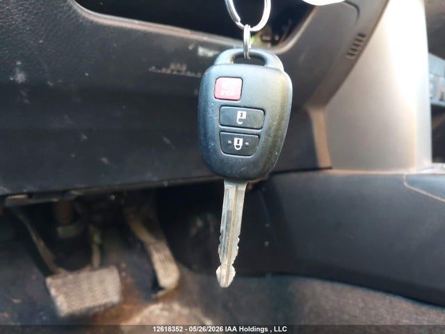 2T3BFREV0FW352029 Toyota RAV4 LE
