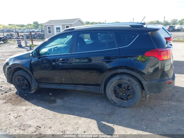 2T3BFREV0FW352029 Toyota RAV4 LE