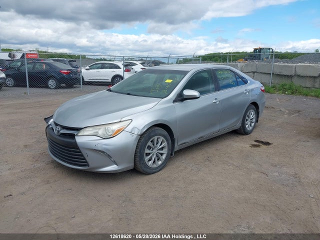 12618620 :رقم المزاد ، 4T1BF1FK7HU372327 vin ، 2017 Toyota Camry Le/xle/se/xse مزاد بيع