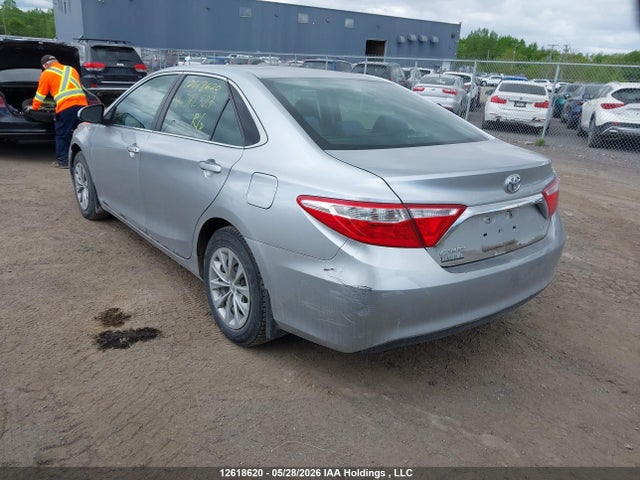 12618620 :رقم المزاد ، 4T1BF1FK7HU372327 vin ، 2017 Toyota Camry Le/xle/se/xse مزاد بيع