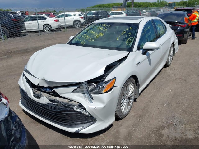 12618813 :رقم المزاد ، 4T1B21HK6JU001237 vin ، 2018 Toyota Camry Hybrid Xle مزاد بيع