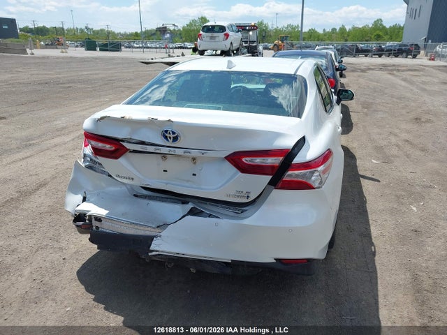 12618813 :رقم المزاد ، 4T1B21HK6JU001237 vin ، 2018 Toyota Camry Hybrid Xle مزاد بيع