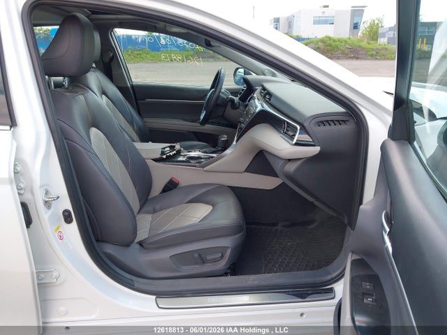 12618813 :رقم المزاد ، 4T1B21HK6JU001237 vin ، 2018 Toyota Camry Hybrid Xle مزاد بيع