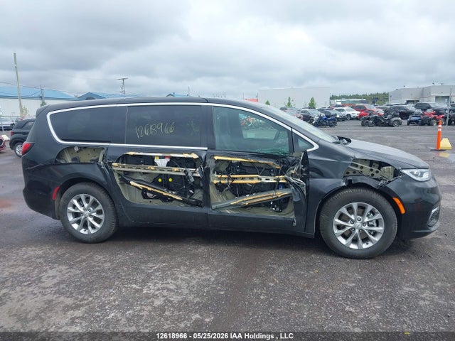 Chrysler Pacifica Limited 2026 2C4RC1GG9TR269275 Image 13