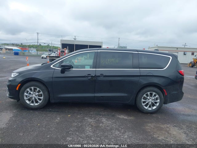 Chrysler Pacifica Limited 2026 2C4RC1GG9TR269275 Image 14