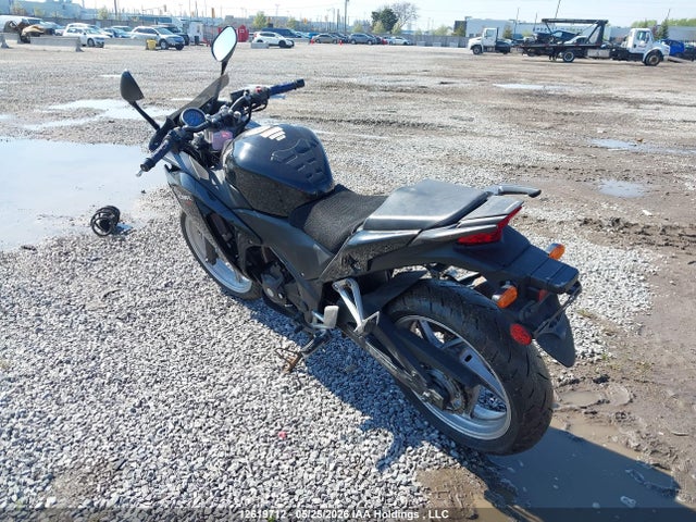12619712 :رقم المزاد ، MLHMC4120B5000941 vin ، 2011 Honda Cbr250 Ra مزاد بيع