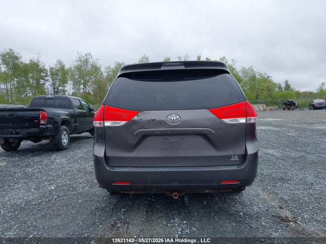 12621142 :رقم المزاد ، 5TDJK3DC6DS059349 vin ، 2013 Toyota Sienna Le مزاد بيع