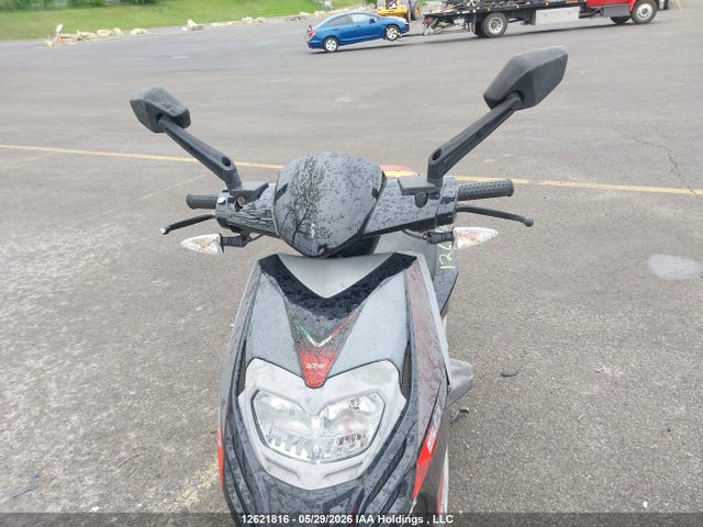 12621816 :رقم المزاد ، ZD4C506B8P4003002 vin ، 2023 Aprilia Sr Motard 50 مزاد بيع