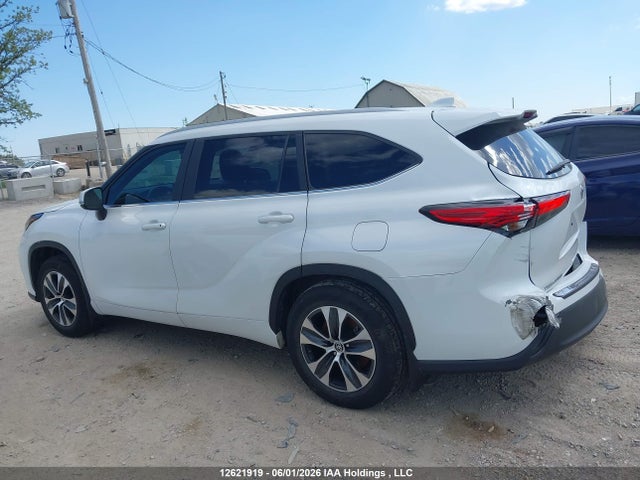 2023 Toyota Highlander Hybrid Hybrid მანქანა იყიდება აუქციონზე, vin: 5TDKBRCHXPS589526, აუქციონის ნომერი: 12621919