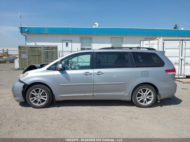 12622470 :رقم المزاد ، 5TDDK3DC9ES084972 vin ، 2014 Toyota Sienna Xle/limited مزاد بيع