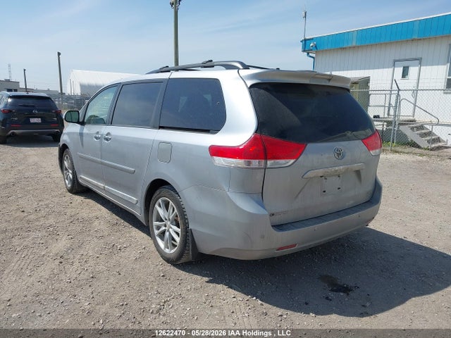 12622470 :رقم المزاد ، 5TDDK3DC9ES084972 vin ، 2014 Toyota Sienna Xle/limited مزاد بيع