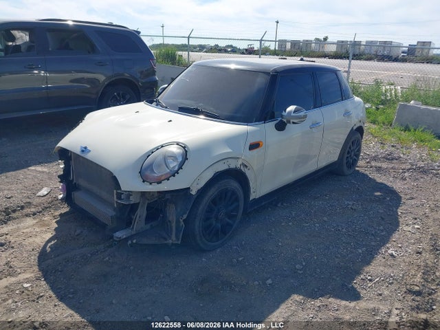 Mini 5 Door Cooper 2015 WMWXS5C53F2C63352 Image 2