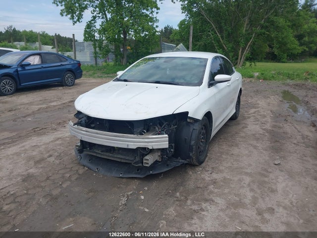 Chrysler 200 2015 1C3CCCFB6FN530942 Image 2