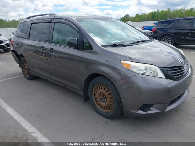 2015 Toyota Sienna მანქანა იყიდება აუქციონზე, vin: 5TDZK3DC4FS672186, აუქციონის ნომერი: 12622900