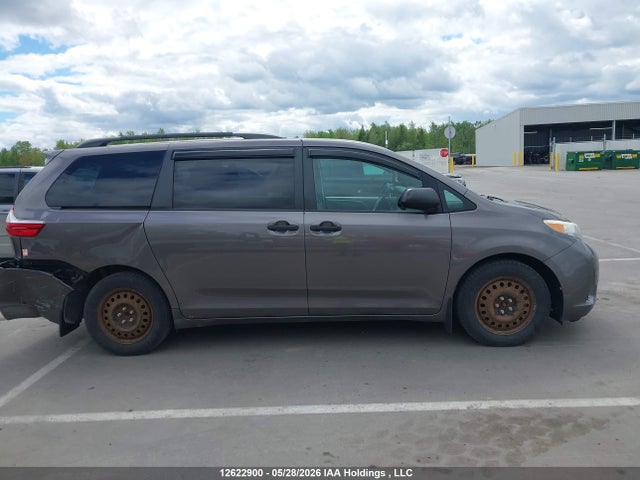 2015 Toyota Sienna მანქანა იყიდება აუქციონზე, vin: 5TDZK3DC4FS672186, აუქციონის ნომერი: 12622900