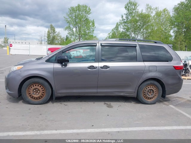 2015 Toyota Sienna მანქანა იყიდება აუქციონზე, vin: 5TDZK3DC4FS672186, აუქციონის ნომერი: 12622900