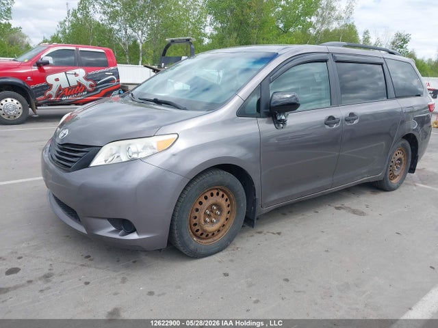 2015 Toyota Sienna მანქანა იყიდება აუქციონზე, vin: 5TDZK3DC4FS672186, აუქციონის ნომერი: 12622900