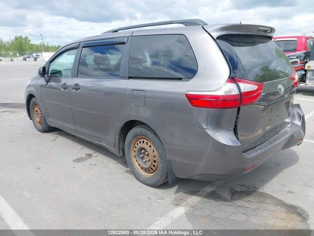 2015 Toyota Sienna მანქანა იყიდება აუქციონზე, vin: 5TDZK3DC4FS672186, აუქციონის ნომერი: 12622900