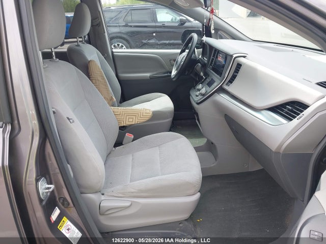 2015 Toyota Sienna მანქანა იყიდება აუქციონზე, vin: 5TDZK3DC4FS672186, აუქციონის ნომერი: 12622900