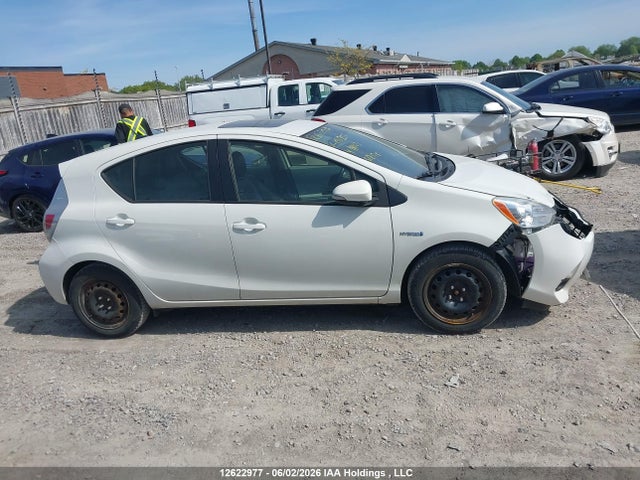 Toyota Prius C Technology 2014 JTDKDTB31E1081257 Image 13
