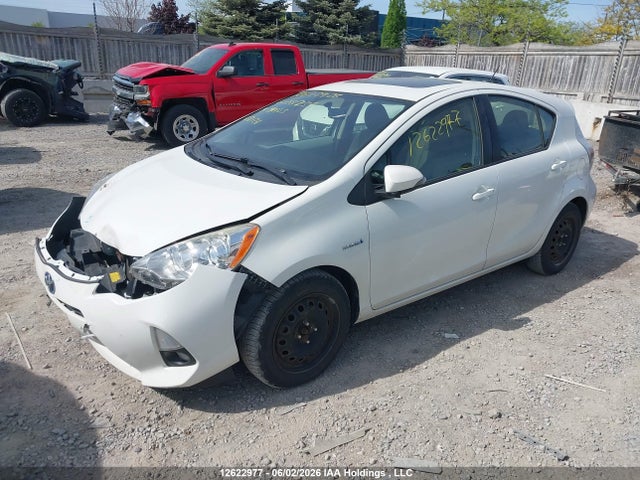 Toyota Prius C Technology 2014 JTDKDTB31E1081257 Image 2