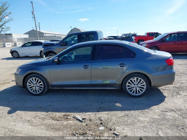 2011 Volkswagen Jetta 2.5l Comfortline/2.5l Sportline მანქანა იყიდება აუქციონზე, vin: 3VWBX7AJ5BM040995, აუქციონის ნომერი: 12623248