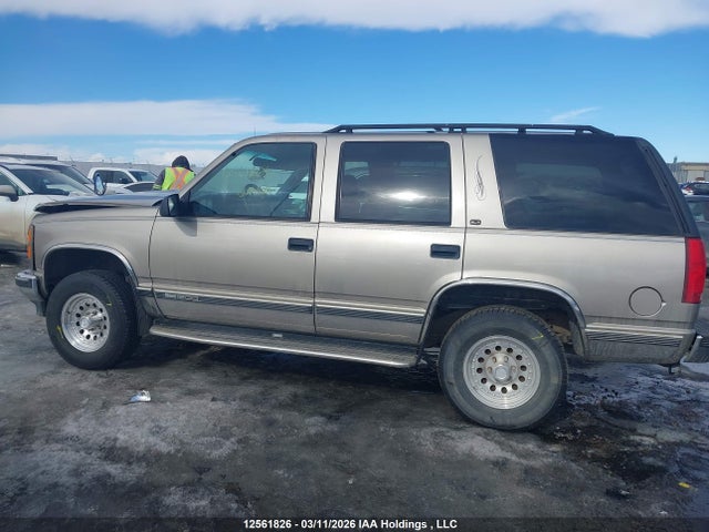 12561826 :رقم المزاد ، 1GKEK13RXWR503981 vin ، 1998 Gmc Yukon Sle مزاد بيع