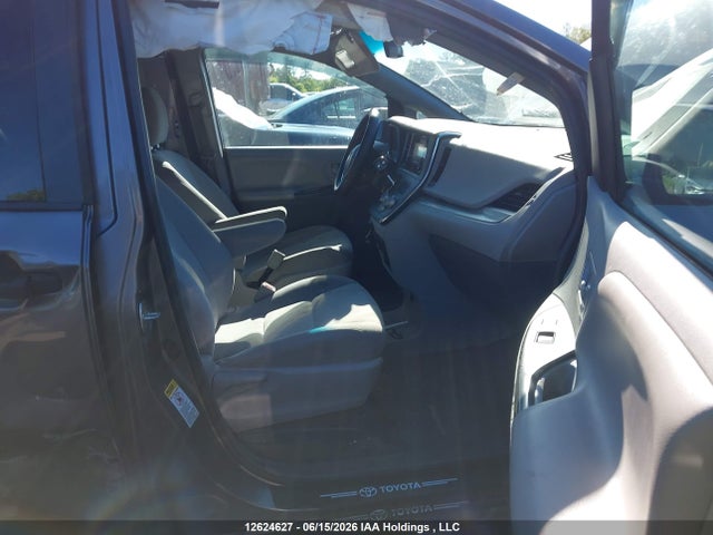Toyota Sienna 7 Passenger 2017 5TDZZ3DC2HS877620 Image 5