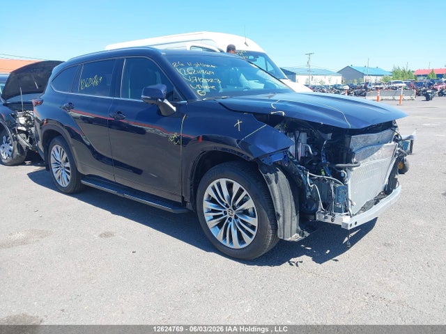 2026 Toyota Highlander Hybrid Limited Awd მანქანა იყიდება აუქციონზე, vin: 5TDEBRCHXTS712023, აუქციონის ნომერი: 12624769