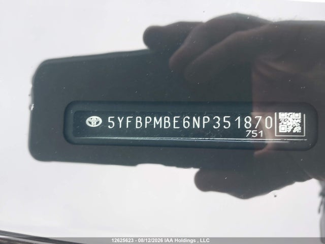 5YFBPMBE6NP351870 Toyota COROLLA LE