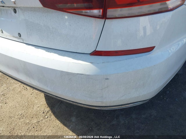 1VWBA7A37NC008929 Volkswagen Passat 2.0t Limited Edition