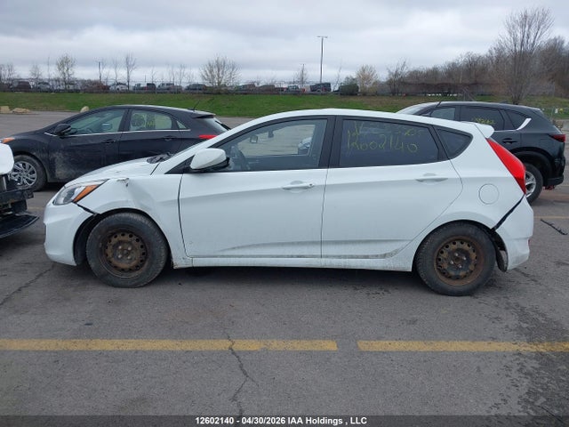 12602140 :رقم المزاد ، KMHCT5AE0FU233904 vin ، 2015 Hyundai Accent Gl مزاد بيع