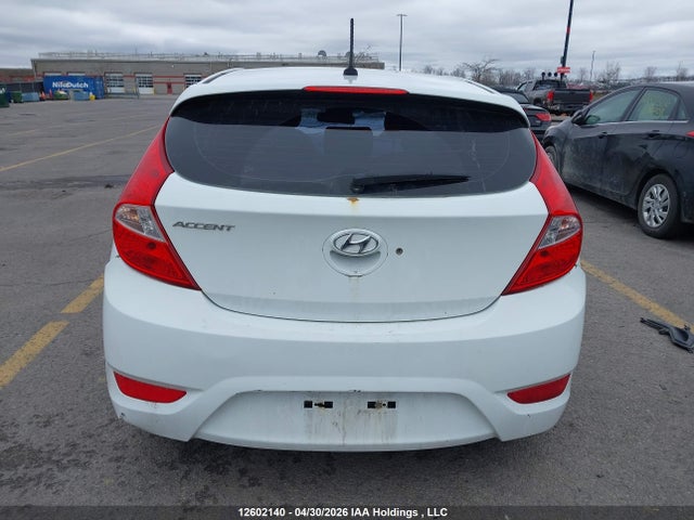 12602140 :رقم المزاد ، KMHCT5AE0FU233904 vin ، 2015 Hyundai Accent Gl مزاد بيع