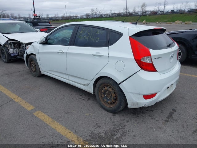 12602140 :رقم المزاد ، KMHCT5AE0FU233904 vin ، 2015 Hyundai Accent Gl مزاد بيع