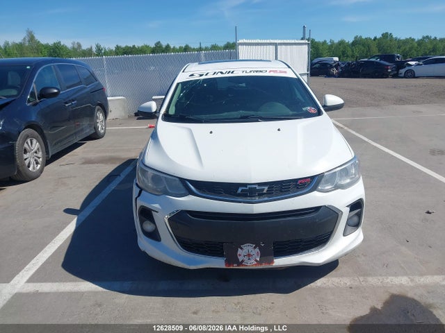 12628509 :رقم المزاد ، 1G1JF6SB3J4105770 vin ، 2018 Chevrolet Sonic Premier Auto مزاد بيع