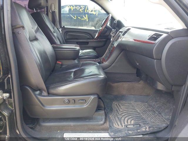 12613044 :رقم المزاد ، 1GYS4JEF5BR261424 vin ، 2011 Cadillac Escalade Esv Premium مزاد بيع
