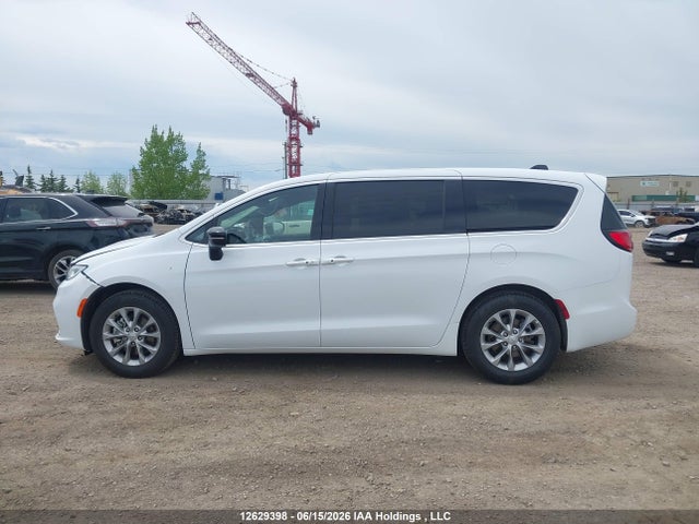 Chrysler Pacifica Limited 2026 2C4RC1GG3TR252293 Image 15