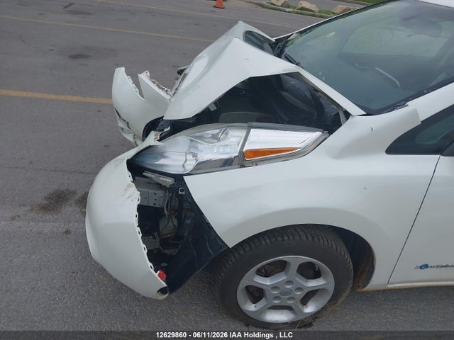 2015 Nissan Leaf S/sl/sv მანქანა იყიდება აუქციონზე, vin: 1N4AZ0CP1FC318466, აუქციონის ნომერი: 12629860